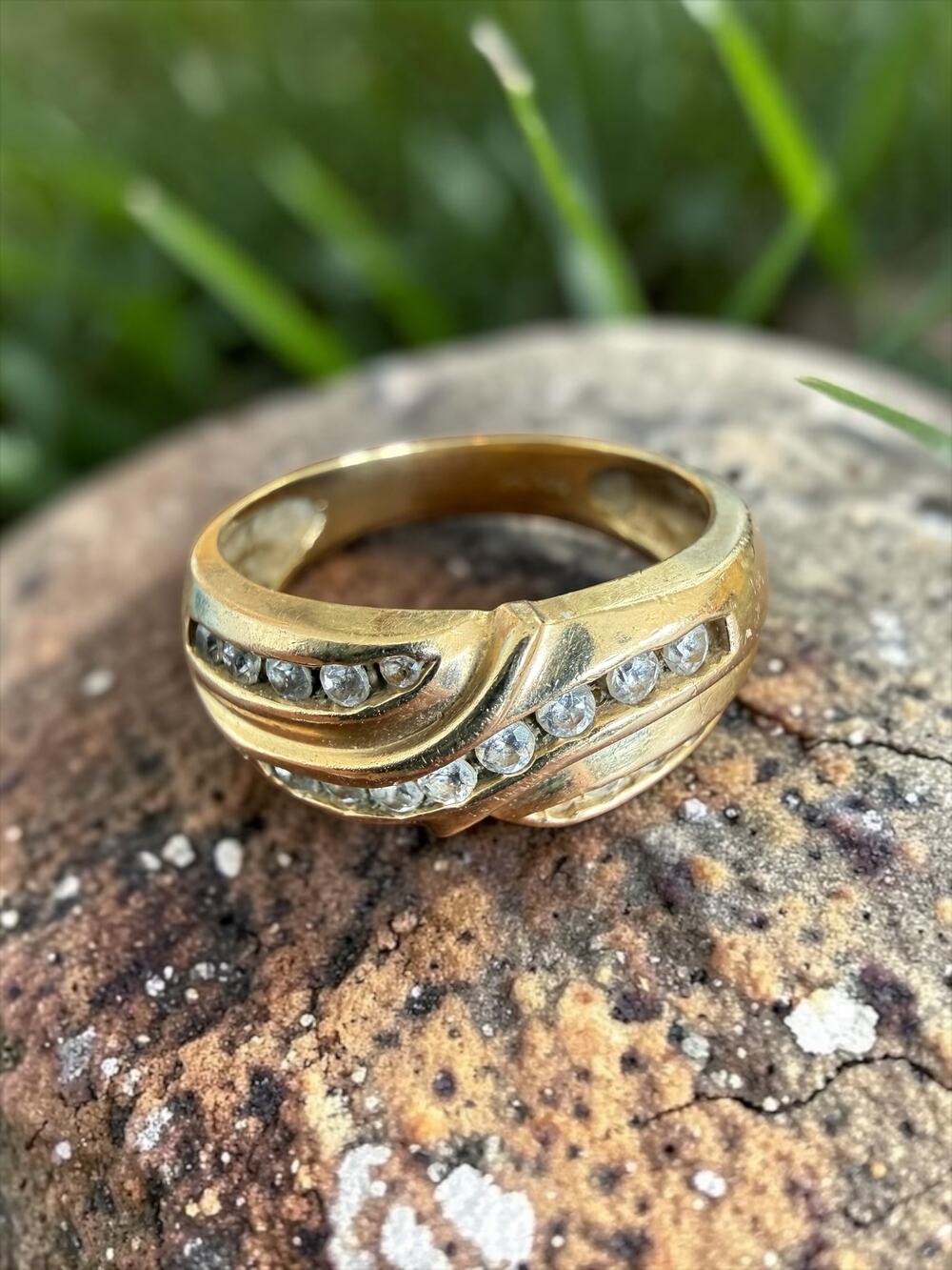 Vintage 14k Gold Clear Stone Wide Band Ring Swirl Channel-Set Design